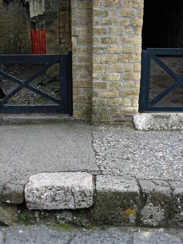V.3, on left, Herculaneum, May 2003. Exterior wall at south end, with V.2, on right.
Photo courtesy of Nicolas Monteix.